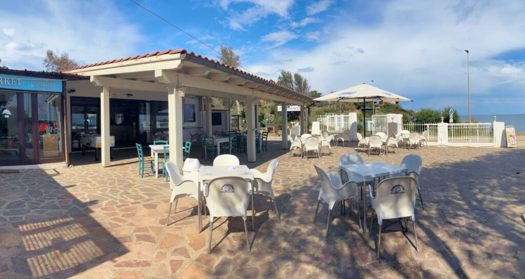 Tavoli esterni del Reale Bistrot